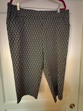 Black & White Diamond Print Capri Pants